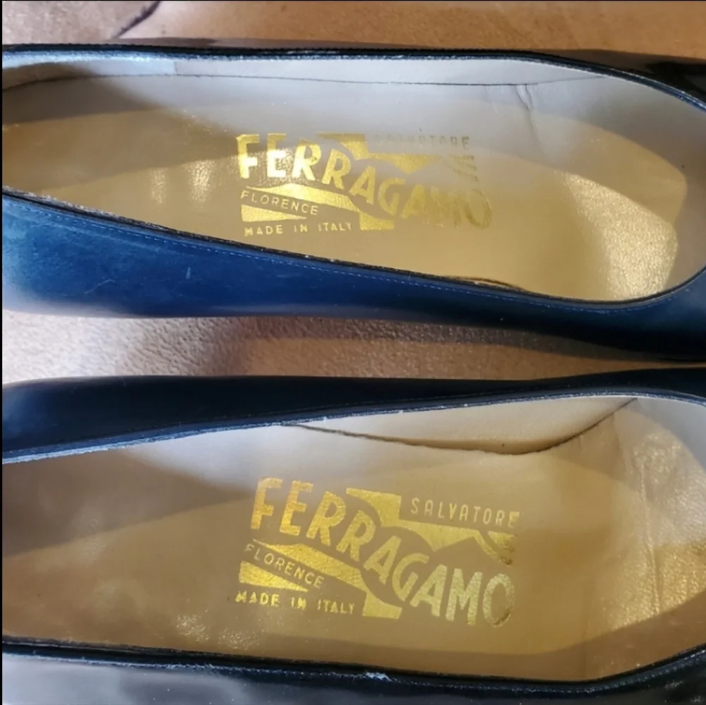 Salvatore Ferragamo Navy Blue/ Black Patent Leather Heel Pumps Shoes Sz 6 1/2 AA - Picture 2 of 12